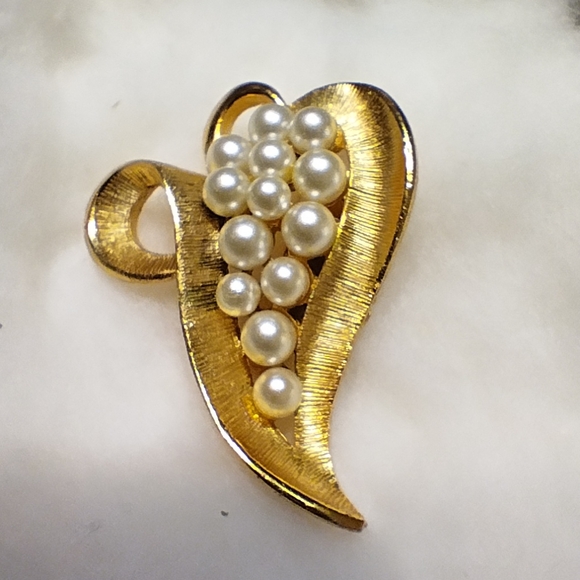 Vintage Gold Coloured Brooch With White Faux Pearls - Picture 2 of 6